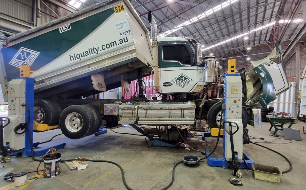 Hi-Quality Truck in 10 Four Truck Repair Workshop