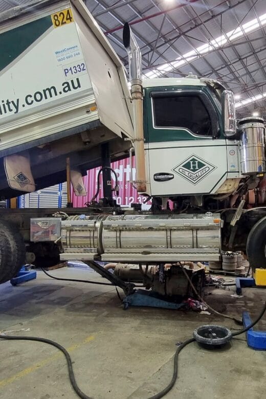 Hi-Quality Truck in 10 Four Truck Repair Workshop